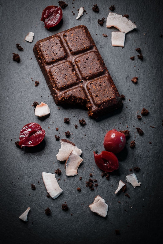 Veganer Energieriegel der Glutenfrei ist und schmeckt, ohne Industriezucker, ein Riegel der nicht schmilzt. Perfekt für Wanderer 